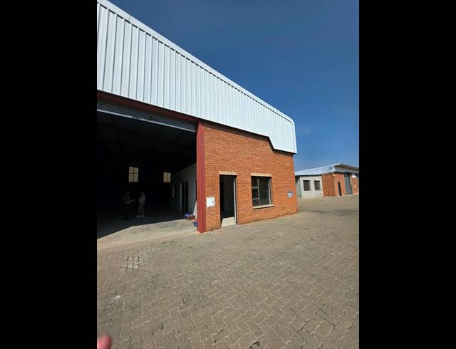 310M² WAREHOUSE TO LET IN OOS EINDE